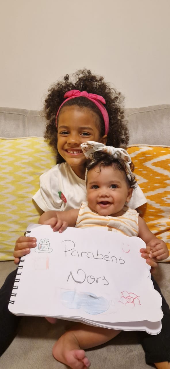 Nicole (4) e Penélope (4m)